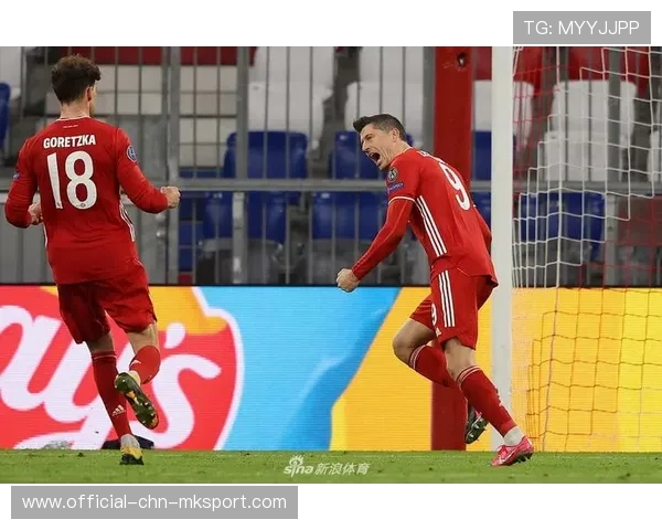 拜仁快速反击一气呵成，莱万破门后高举双臂