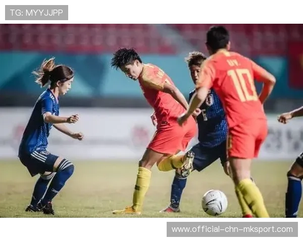 河南队周大地二过一配合顺滑，禁区弧顶推射得手